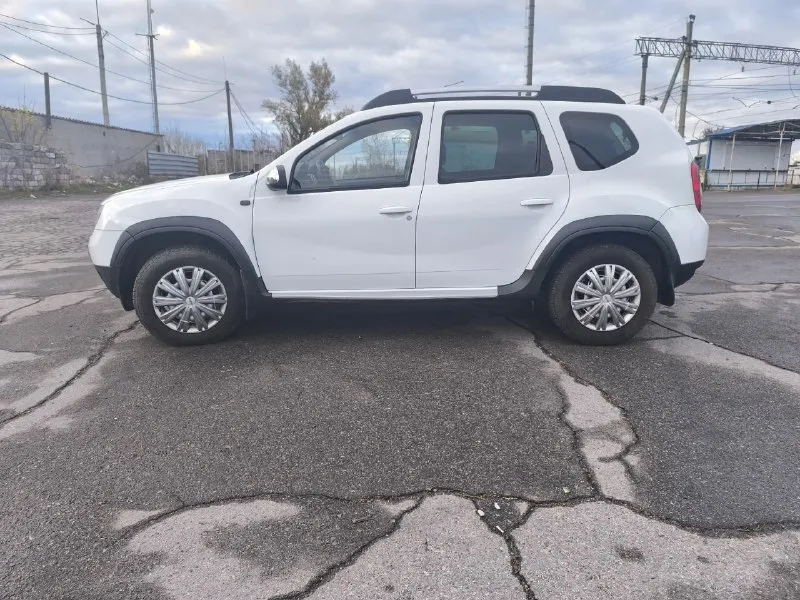 Продам renault дастер 2013 года кузов оцинкован✅👍, я владелец, в отличном состоянии, двигатель 2 литра, полный привод, механика 6-ступка, автомобиль с одним подкрасом по арке задней, 199 тысяч родного пробега, все стекла родные, в автомобиле все работает без нареканий✅, данный автомобиль подойдёт вам как для работы, так и для себя и вашей семьи, в автомобиле имеется штатная магнитола, кожаные сиденья, комплектация максимальная, 4 стеклоподъёмника, полный привод, масла фильтра поменяны, цепь грм, ролики, цена: 1 млн 50 тысяч торг у капота реальному покупателю✅☎+7 959 500-57-24 📞 звоните: +7(959)5005724 - фотография - 4