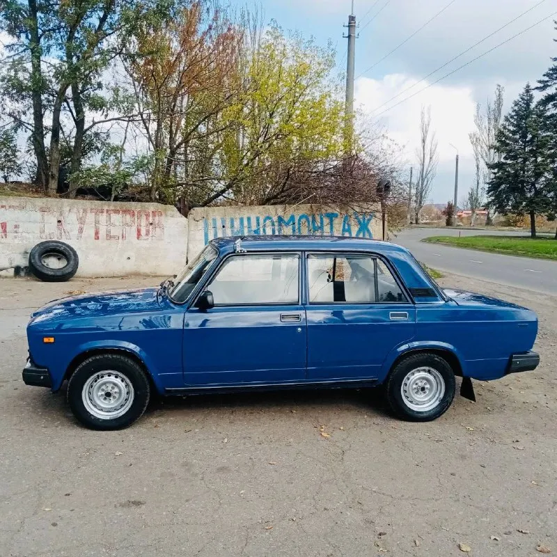 Здравствуйте, продается ваз 2107 2005 года выпуска мотор 1,6 карбюратор комплектация магнитофон камера заднего вида стеклоподъемники ходовая, в хорошем состоянии коробка пяти ступка не, хрустит не выбивает не гудит кузов не гнилой пороги арки днище не гнилое авто абсолютно без каких либо вложений, сел и поехал, остальные вопросы по телефону +79496369853 - +7 949 376 2468 цена 220 тысяч рублей торг уместен осмотр г макеевка 📲 tg: @pols22222 📞 звоните: +7(949)6369853 - фотография - 3