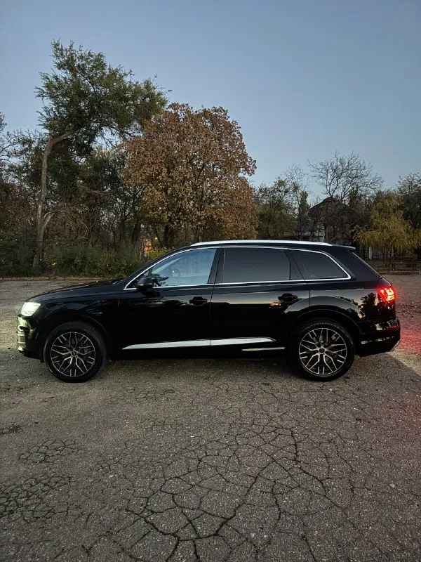 Продам audi q7 2016 г. в. 3л. 249л. с.(600 крутящего момента),310000 км. пробег трассовый(до 2020 года автомобиль был на юрлице), мной машина была куплена в 2023 году. автомобиль в идеальном состоянии! бережное отношение и гаражное хранение. российский учёт(180 регион), я хозяин по документам(птс, стс), машина местная, куплена в ростове на дону у официального дилера. все то по регламенту. двигатель обслужен(поменяна цепь грм, клапанные крышки, прокладки, форсунки обслужены). два комплекта резины r20(зима, лето). цена: 3 600000 (торг). автомобиль находится в г. донецке. контактный : +7(949) 419 03 09 📞 звоните: +7(949)4190309 - фотография - 1