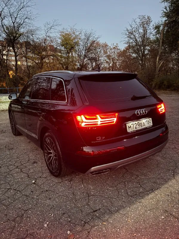 Продам audi q7 2016 г. в. 3л. 249л. с.(600 крутящего момента),310000 км. пробег трассовый(до 2020 года автомобиль был на юрлице), мной машина была куплена в 2023 году. автомобиль в идеальном состоянии! бережное отношение и гаражное хранение. российский учёт(180 регион), я хозяин по документам(птс, стс), машина местная, куплена в ростове на дону у официального дилера. все то по регламенту. двигатель обслужен(поменяна цепь грм, клапанные крышки, прокладки, форсунки обслужены). два комплекта резины r20(зима, лето). цена: 3 600000 (торг). автомобиль находится в г. донецке. контактный : +7(949) 419 03 09 📞 звоните: +7(949)4190309 - фотография - 2