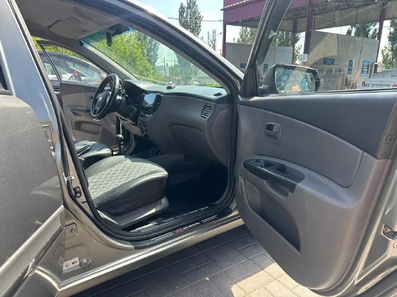 Продам kia rio 2010,мотор 1.4 работает как часики, коробка 5-ти ступенчатая переключает идеально, по технической части вопросов нет, работает абсолютно все каждая кнопочка, стоит сенсорная магнитола, хорошая штатная музыка, управление магнитолой в мульти руле, продажа как по дкп так и с переоформлением, на местном 180 регионе, по документам полный порядок,2 ключа, естественно есть небольшие косяки по по лкп, днище хорошее, цена всего 465 тыс. торг небольшой и то только при осмотре так как цена и так низ рынка, осмотр в макеевке, писать в лс номер для связи +7949-418-36-23 📞 звоните: +7(949)4183623 - фотография - 10