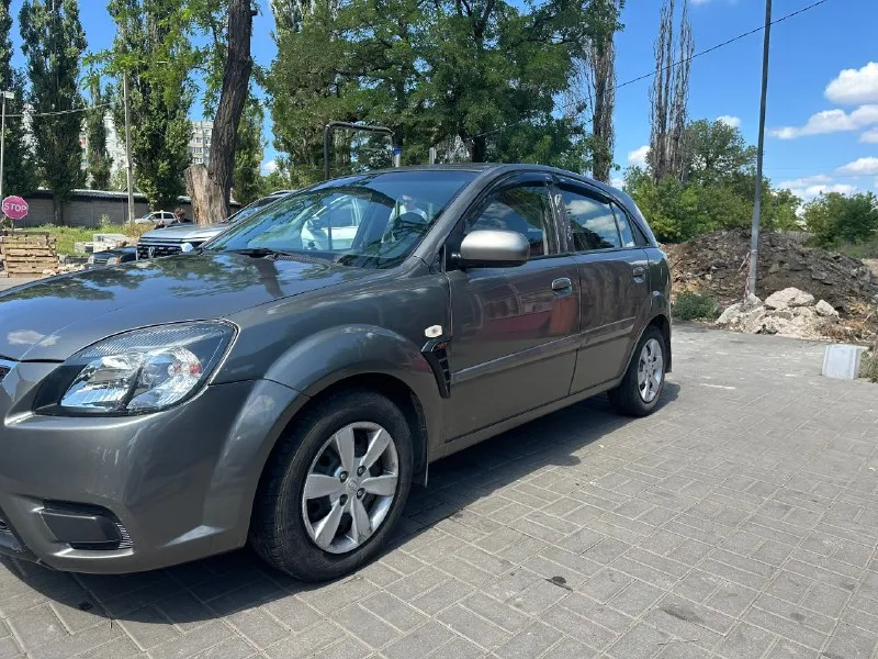 Продам kia rio 2010,мотор 1.4 работает как часики, коробка 5-ти ступенчатая переключает идеально, по технической части вопросов нет, работает абсолютно все каждая кнопочка, стоит сенсорная магнитола, хорошая штатная музыка, управление магнитолой в мульти руле, продажа как по дкп так и с переоформлением, на местном 180 регионе, по документам полный порядок,2 ключа, естественно есть небольшие косяки по по лкп, днище хорошее, цена всего 465 тыс. торг небольшой и то только при осмотре так как цена и так низ рынка, осмотр в макеевке, писать в лс номер для связи +7949-418-36-23 📞 звоните: +7(949)4183623 - фотография - 3