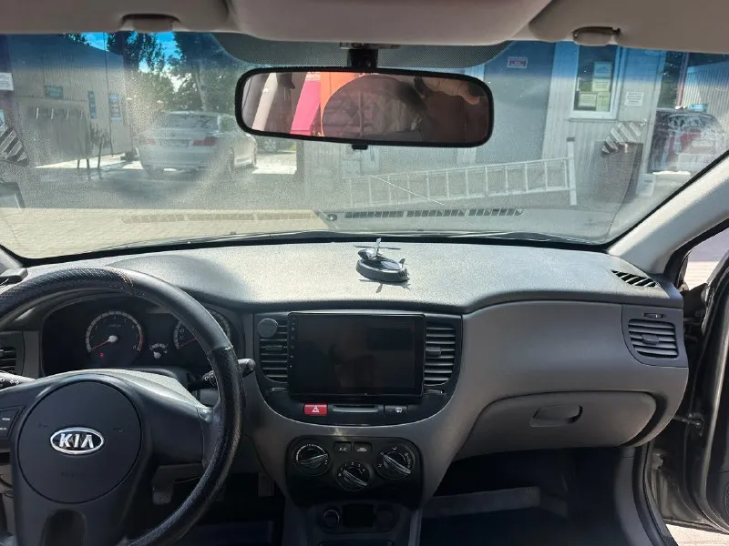 Продам kia rio 2010,мотор 1.4 работает как часики, коробка 5-ти ступенчатая переключает идеально, по технической части вопросов нет, работает абсолютно все каждая кнопочка, стоит сенсорная магнитола, хорошая штатная музыка, управление магнитолой в мульти руле, продажа как по дкп так и с переоформлением, на местном 180 регионе, по документам полный порядок,2 ключа, естественно есть небольшие косяки по по лкп, днище хорошее, цена всего 465 тыс. торг небольшой и то только при осмотре так как цена и так низ рынка, осмотр в макеевке, писать в лс номер для связи +7949-418-36-23 📞 звоните: +7(949)4183623 - фотография - 6