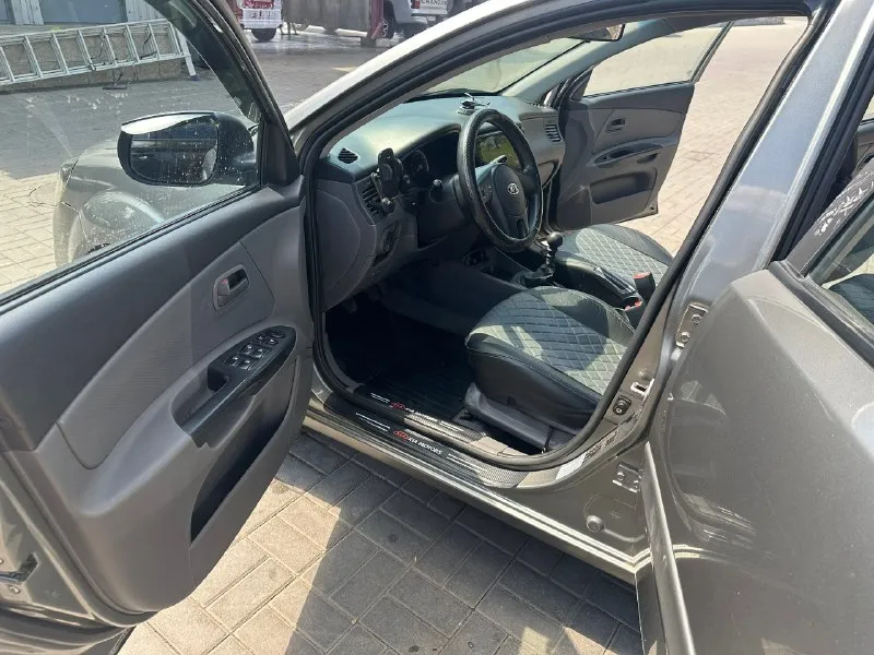 Продам kia rio 2010,мотор 1.4 работает как часики, коробка 5-ти ступенчатая переключает идеально, по технической части вопросов нет, работает абсолютно все каждая кнопочка, стоит сенсорная магнитола, хорошая штатная музыка, управление магнитолой в мульти руле, продажа как по дкп так и с переоформлением, на местном 180 регионе, по документам полный порядок,2 ключа, естественно есть небольшие косяки по по лкп, днище хорошее, цена всего 465 тыс. торг небольшой и то только при осмотре так как цена и так низ рынка, осмотр в макеевке, писать в лс номер для связи +7949-418-36-23 📞 звоните: +7(949)4183623 - фотография - 9