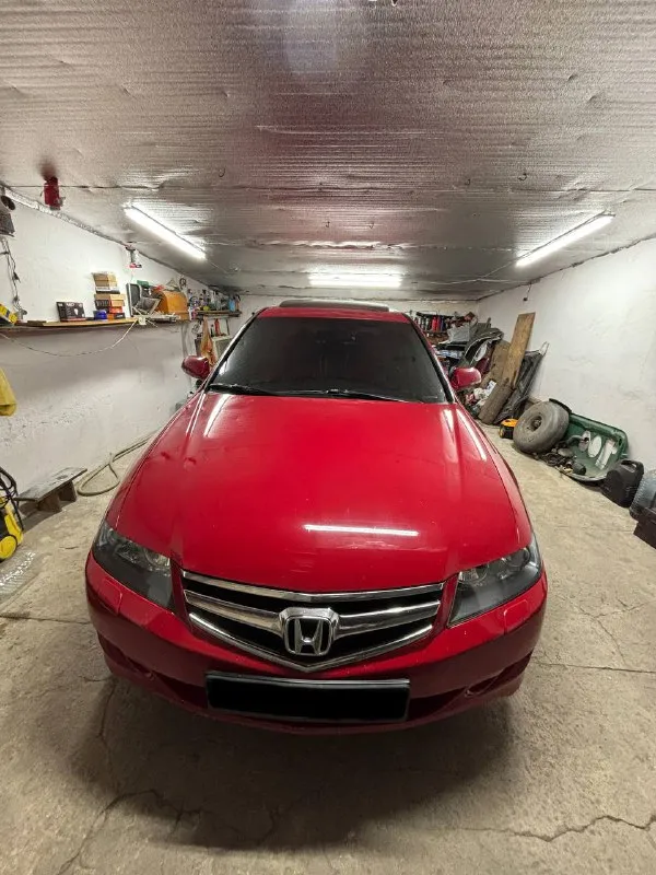 Продам honda accord 7 поколение мотор 2.4 190 л. с рестайлинг 2006 год пробег 228 тысяч куплен в авто салоне при украине 1 хозяин ( не пригон ) максимальная комплектация executive: четыре электростеклоподьемника; электропривод боковых зеркал; электроскладывание боковых зеркал; люк; датчик света; датчик дождя; мультируль; кожаный салон; круиз контроль; парктроники; сигнализация с автозапуском ; электропривод передних сидений; двухзонный климат контроль; установлена сигнализация; установлено гбо что не мало важно в данный период. по ходовой вопросов нет полностью все обслужено, рейка сухая, коробка работает изумительно. мотор масло не ест работает чисто не каких посторонних стуков шумов нет! замена масла и регулировка клапанов производилась всегда по регламенту. багажник, двери, крыша проклеены stp, после чего в машине стало на много тише чем было. доработали переднюю оптику, установлены led лампы фары заклеены броне пленкой. территориально г. ждановка тел. +79494328750 цена 1🍋 - фотография - 2