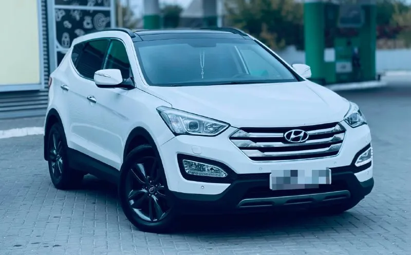 Продам hyundai santa-fe 2013 год 2.4 бенз. 4wd. автомобиль в отличном состоянии. 197.ооо пробег. мотор работает отлично без посторонних шумов. по ходовой нареканий нет. коробка переключает без тычков и пинков. самая максимальная комплектация в которую входит: кожаные сидение, двухзонный климат контроль, вентиляция/подогревы сидений, люк панорам, дорогая сигнализация pandora, два ключа, подогрев руля, помощь при спуске, камера заднего вида и многое другое. цена 1,640🍋 торг возможен обмен. все вопросы 📞+7-949-522-70-98📞 - фотография - 1