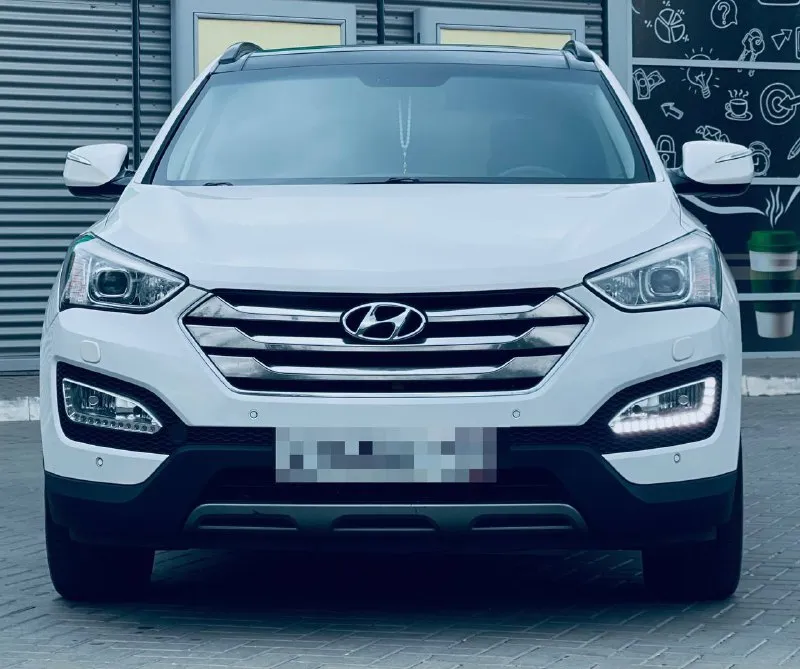 Продам hyundai santa-fe 2013 год 2.4 бенз. 4wd. автомобиль в отличном состоянии. 197.ооо пробег. мотор работает отлично без посторонних шумов. по ходовой нареканий нет. коробка переключает без тычков и пинков. самая максимальная комплектация в которую входит: кожаные сидение, двухзонный климат контроль, вентиляция/подогревы сидений, люк панорам, дорогая сигнализация pandora, два ключа, подогрев руля, помощь при спуске, камера заднего вида и многое другое. цена 1,640🍋 торг возможен обмен. все вопросы 📞+7-949-522-70-98📞 - фотография - 2
