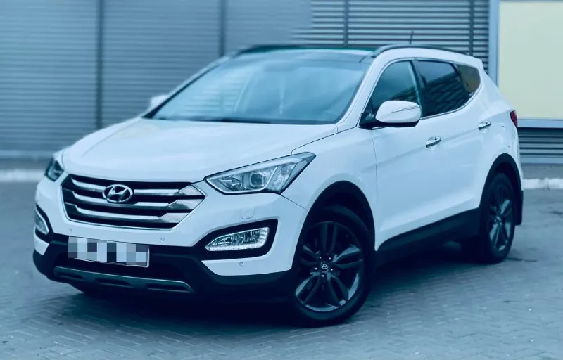 Продам hyundai santa-fe 2013 год 2.4 бенз. 4wd. автомобиль в отличном состоянии. 197.ооо пробег. мотор работает отлично без посторонних шумов. по ходовой нареканий нет. коробка переключает без тычков и пинков. самая максимальная комплектация в которую входит: кожаные сидение, двухзонный климат контроль, вентиляция/подогревы сидений, люк панорам, дорогая сигнализация pandora, два ключа, подогрев руля, помощь при спуске, камера заднего вида и многое другое. цена 1,640🍋 торг возможен обмен. все вопросы 📞+7-949-522-70-98📞 - фотография - 3