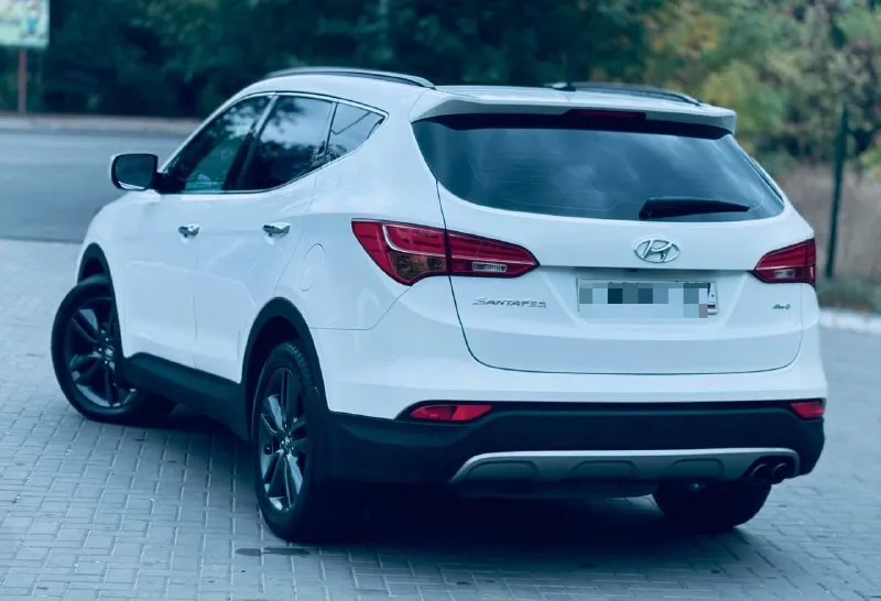Продам hyundai santa-fe 2013 год 2.4 бенз. 4wd. автомобиль в отличном состоянии. 197.ооо пробег. мотор работает отлично без посторонних шумов. по ходовой нареканий нет. коробка переключает без тычков и пинков. самая максимальная комплектация в которую входит: кожаные сидение, двухзонный климат контроль, вентиляция/подогревы сидений, люк панорам, дорогая сигнализация pandora, два ключа, подогрев руля, помощь при спуске, камера заднего вида и многое другое. цена 1,640🍋 торг возможен обмен. все вопросы 📞+7-949-522-70-98📞 - фотография - 4