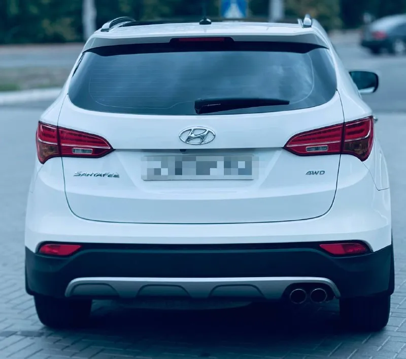 Продам hyundai santa-fe 2013 год 2.4 бенз. 4wd. автомобиль в отличном состоянии. 197.ооо пробег. мотор работает отлично без посторонних шумов. по ходовой нареканий нет. коробка переключает без тычков и пинков. самая максимальная комплектация в которую входит: кожаные сидение, двухзонный климат контроль, вентиляция/подогревы сидений, люк панорам, дорогая сигнализация pandora, два ключа, подогрев руля, помощь при спуске, камера заднего вида и многое другое. цена 1,640🍋 торг возможен обмен. все вопросы 📞+7-949-522-70-98📞 - фотография - 5