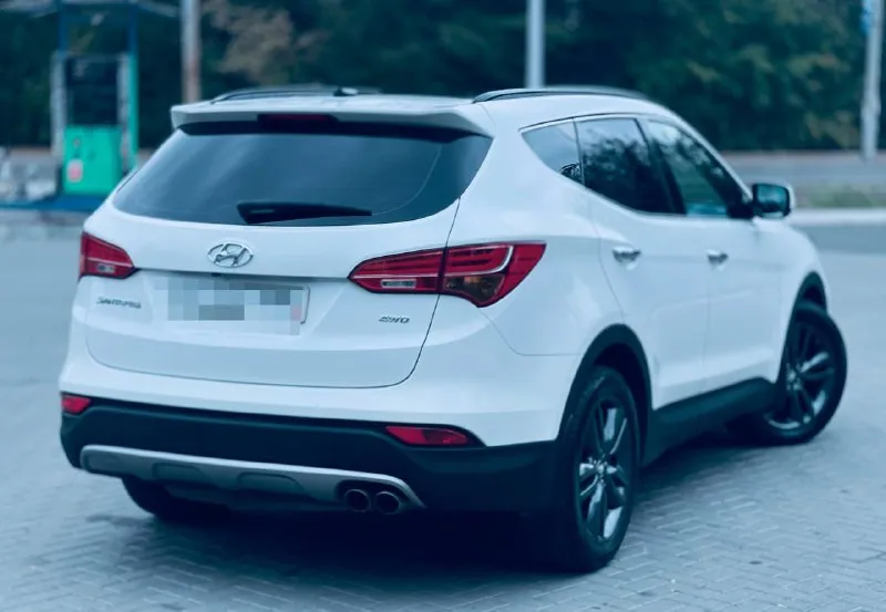 Продам hyundai santa-fe 2013 год 2.4 бенз. 4wd. автомобиль в отличном состоянии. 197.ооо пробег. мотор работает отлично без посторонних шумов. по ходовой нареканий нет. коробка переключает без тычков и пинков. самая максимальная комплектация в которую входит: кожаные сидение, двухзонный климат контроль, вентиляция/подогревы сидений, люк панорам, дорогая сигнализация pandora, два ключа, подогрев руля, помощь при спуске, камера заднего вида и многое другое. цена 1,640🍋 торг возможен обмен. все вопросы 📞+7-949-522-70-98📞 - фотография - 6