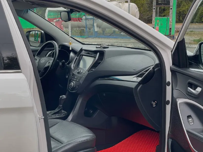 Продам hyundai santa-fe 2013 год 2.4 бенз. 4wd. автомобиль в отличном состоянии. 197.ооо пробег. мотор работает отлично без посторонних шумов. по ходовой нареканий нет. коробка переключает без тычков и пинков. самая максимальная комплектация в которую входит: кожаные сидение, двухзонный климат контроль, вентиляция/подогревы сидений, люк панорам, дорогая сигнализация pandora, два ключа, подогрев руля, помощь при спуске, камера заднего вида и многое другое. цена 1,640🍋 торг возможен обмен. все вопросы 📞+7-949-522-70-98📞 - фотография - 7