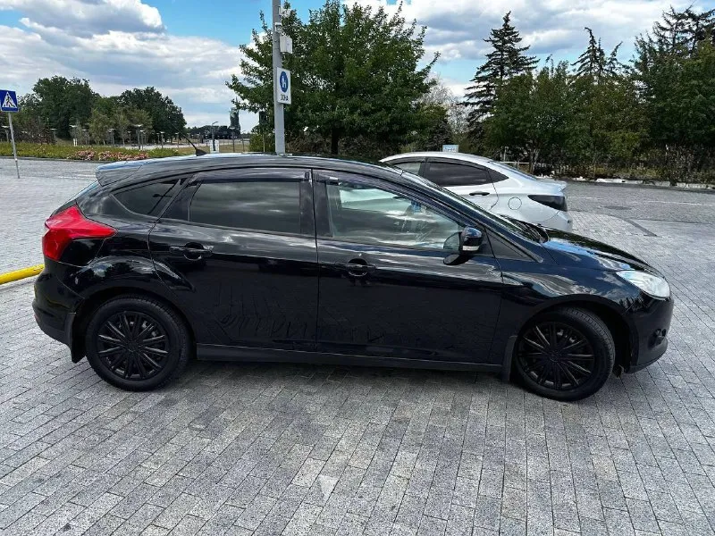 Продам ford фокус 3 2012 год. собственник 1.6(105) пробег 220 тыс. в отличном, ухоженном состоянии, вложений не требует на полном ходу! кузов как на фото, вся в родном окрасе ✅без дтп. «двигатель масло не расходует (от замены до замены) работает ровно тихо, пробег родной. • коробка в отличном состоянии переключается без тычков. - ходовая часть обслужена, была заменена рулевая рейка, генератор, аккумулятор, выхлопная труба, едет мягко, комфортно без посторонних шумов и звуков. новая летняя резина. юридически в полном порядке. цена 730.000 руб реальному покупателю торг. феникс +79493784733 телеграмм + +79591386618 📲 tg: @polina234 📞 звоните: +7(949)3784733 - фотография - 3