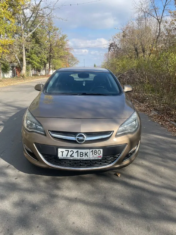 Opel астра j 2013 пробег оригинальный 140.000 птс оригинал, 2 владельца двигатель 1.6 115 лошадей. абсолютно сухой, масло от замены до замены, не ест вообще. коробка классический автомат, без пинков, без рывков. было сделано: заменил резинки на теплообменнике - болячка этих машин, масло свежее в двигателе, замена антифриза в системе, подвеска перебрана, едет мягко. вложений абсолютно никаких. семейный автомобиль, всегда следили ухаживали, обслуживали своевременно. по кузову идеал, ни единого намека на рыжик. хорошая комплектация, хорошая музыка, подушки целые, без дтп царапин и сколов. в машине все работает, все светится, кондер холодит, печка греет. на машине ездили немного, на работу и домой. хорошая летняя резина, зимняя в комплекте. машина в идеальном состоянии! осмотр харцызск цена 919к торг ! +79496329508 роман 📞 звоните: +7(949)6329508 - фотография - 2
