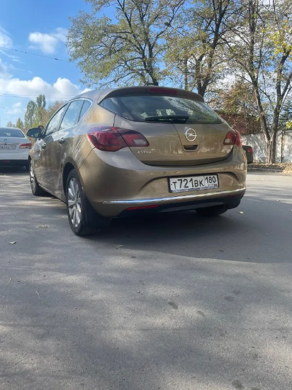 Opel астра j 2013 пробег оригинальный 140.000 птс оригинал, 2 владельца двигатель 1.6 115 лошадей. абсолютно сухой, масло от замены до замены, не ест вообще. коробка классический автомат, без пинков, без рывков. было сделано: заменил резинки на теплообменнике - болячка этих машин, масло свежее в двигателе, замена антифриза в системе, подвеска перебрана, едет мягко. вложений абсолютно никаких. семейный автомобиль, всегда следили ухаживали, обслуживали своевременно. по кузову идеал, ни единого намека на рыжик. хорошая комплектация, хорошая музыка, подушки целые, без дтп царапин и сколов. в машине все работает, все светится, кондер холодит, печка греет. на машине ездили немного, на работу и домой. хорошая летняя резина, зимняя в комплекте. машина в идеальном состоянии! осмотр харцызск цена 919к торг ! +79496329508 роман 📞 звоните: +7(949)6329508 - фотография - 3