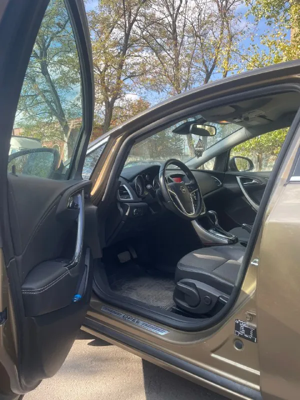 Opel астра j 2013 пробег оригинальный 140.000 птс оригинал, 2 владельца двигатель 1.6 115 лошадей. абсолютно сухой, масло от замены до замены, не ест вообще. коробка классический автомат, без пинков, без рывков. было сделано: заменил резинки на теплообменнике - болячка этих машин, масло свежее в двигателе, замена антифриза в системе, подвеска перебрана, едет мягко. вложений абсолютно никаких. семейный автомобиль, всегда следили ухаживали, обслуживали своевременно. по кузову идеал, ни единого намека на рыжик. хорошая комплектация, хорошая музыка, подушки целые, без дтп царапин и сколов. в машине все работает, все светится, кондер холодит, печка греет. на машине ездили немного, на работу и домой. хорошая летняя резина, зимняя в комплекте. машина в идеальном состоянии! осмотр харцызск цена 919к торг ! +79496329508 роман 📞 звоните: +7(949)6329508 - фотография - 4