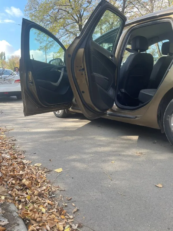 Opel астра j 2013 пробег оригинальный 140.000 птс оригинал, 2 владельца двигатель 1.6 115 лошадей. абсолютно сухой, масло от замены до замены, не ест вообще. коробка классический автомат, без пинков, без рывков. было сделано: заменил резинки на теплообменнике - болячка этих машин, масло свежее в двигателе, замена антифриза в системе, подвеска перебрана, едет мягко. вложений абсолютно никаких. семейный автомобиль, всегда следили ухаживали, обслуживали своевременно. по кузову идеал, ни единого намека на рыжик. хорошая комплектация, хорошая музыка, подушки целые, без дтп царапин и сколов. в машине все работает, все светится, кондер холодит, печка греет. на машине ездили немного, на работу и домой. хорошая летняя резина, зимняя в комплекте. машина в идеальном состоянии! осмотр харцызск цена 919к торг ! +79496329508 роман 📞 звоните: +7(949)6329508 - фотография - 5