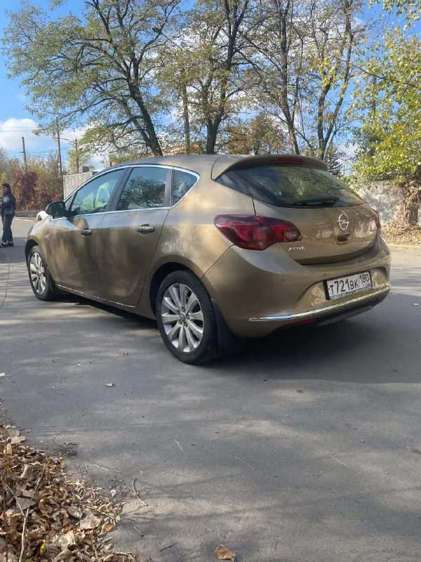 Opel астра j 2013 пробег оригинальный 140.000 птс оригинал, 2 владельца двигатель 1.6 115 лошадей. абсолютно сухой, масло от замены до замены, не ест вообще. коробка классический автомат, без пинков, без рывков. было сделано: заменил резинки на теплообменнике - болячка этих машин, масло свежее в двигателе, замена антифриза в системе, подвеска перебрана, едет мягко. вложений абсолютно никаких. семейный автомобиль, всегда следили ухаживали, обслуживали своевременно. по кузову идеал, ни единого намека на рыжик. хорошая комплектация, хорошая музыка, подушки целые, без дтп царапин и сколов. в машине все работает, все светится, кондер холодит, печка греет. на машине ездили немного, на работу и домой. хорошая летняя резина, зимняя в комплекте. машина в идеальном состоянии! осмотр харцызск цена 919к торг ! +79496329508 роман 📞 звоните: +7(949)6329508 - фотография - 6
