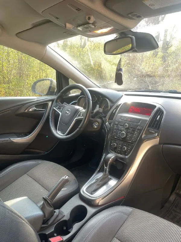 Opel астра j 2013 пробег оригинальный 140.000 птс оригинал, 2 владельца двигатель 1.6 115 лошадей. абсолютно сухой, масло от замены до замены, не ест вообще. коробка классический автомат, без пинков, без рывков. было сделано: заменил резинки на теплообменнике - болячка этих машин, масло свежее в двигателе, замена антифриза в системе, подвеска перебрана, едет мягко. вложений абсолютно никаких. семейный автомобиль, всегда следили ухаживали, обслуживали своевременно. по кузову идеал, ни единого намека на рыжик. хорошая комплектация, хорошая музыка, подушки целые, без дтп царапин и сколов. в машине все работает, все светится, кондер холодит, печка греет. на машине ездили немного, на работу и домой. хорошая летняя резина, зимняя в комплекте. машина в идеальном состоянии! осмотр харцызск цена 919к торг ! +79496329508 роман 📞 звоните: +7(949)6329508 - фотография - 8