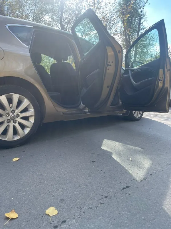 Opel астра j 2013 пробег оригинальный 140.000 птс оригинал, 2 владельца двигатель 1.6 115 лошадей. абсолютно сухой, масло от замены до замены, не ест вообще. коробка классический автомат, без пинков, без рывков. было сделано: заменил резинки на теплообменнике - болячка этих машин, масло свежее в двигателе, замена антифриза в системе, подвеска перебрана, едет мягко. вложений абсолютно никаких. семейный автомобиль, всегда следили ухаживали, обслуживали своевременно. по кузову идеал, ни единого намека на рыжик. хорошая комплектация, хорошая музыка, подушки целые, без дтп царапин и сколов. в машине все работает, все светится, кондер холодит, печка греет. на машине ездили немного, на работу и домой. хорошая летняя резина, зимняя в комплекте. машина в идеальном состоянии! осмотр харцызск цена 919к торг ! +79496329508 роман 📞 звоните: +7(949)6329508 - фотография - 9