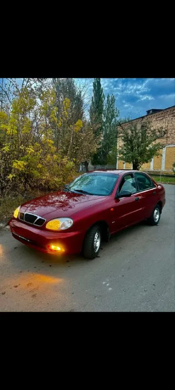 Продам daewoo lanos 2002 года с 1 хозяином. машина не гнилая-стаканы, дно, пороги, поддомкратники всё в хорошем состоянии. мотор работает отличная, не дымит, не троит, масло, ремень грм, фильтра поменяны. коробка переключает плавно, все передачи на месте, без хрустов. по ходовке всё хорошо, ничего не стучит, не гремит. машина полностью обслужена. все стёкла родные, без трещин. по электрике работает каждая кнопка. комплектация:центральный замок, сигнализация, кондиционер рабочий,2 передних электростеклоподемники, гидроусилитель, два ключа, два комплекта колес на штампах, зима лето, сервизные книжки. с родным пробегом 190.000км. в одной семье все время. город осмотра: макеевка. переоформление в мрео без проблем. контактный телефон: +79495281021 цена:370тыс рублей торг минимальный. - фотография - 2