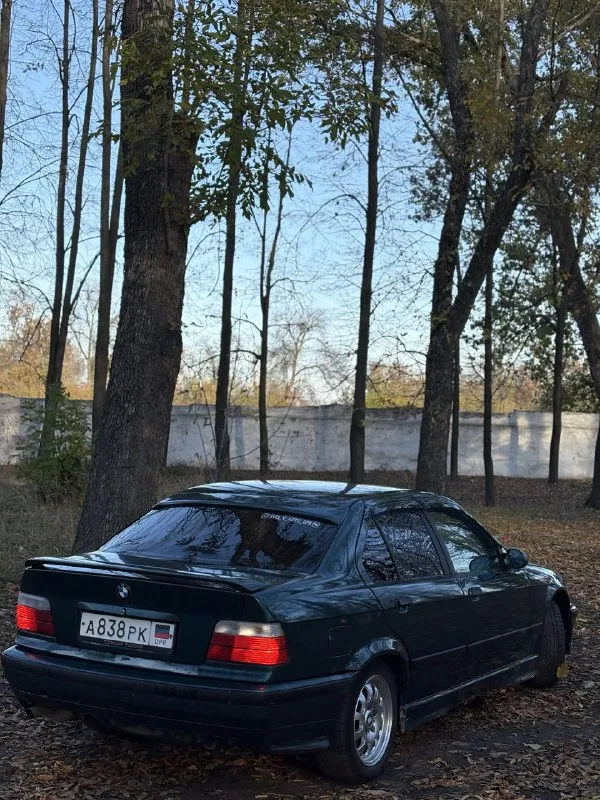 Продам bmw 316i (e36) 🔥 год выпуска:1993🔥 пробег, км:111.111 🔥 модификация:1.6 mт 🔥 тип двигателя:бензин🔥 коробка передач :механика 🔥 привод:задний тип кузова : легковой седан🔥 koмплeктaция: comfort🔥 цвет: зеленый 🔥 документы-постоянный днр учет. (переоформляемая) в продаже легенда bmw e36 на полном ходу, в боевом состоянии, готова к зимнему сезону. двигатель после капититалки, работает идеально, не троит, не дымит, заводится с пол оборота. кпп(5 ступка)-всё в рабочем состоянии, все передачи включаются, без хрустов, ничего не выбивает. ходовая в порядке, единственное-задние стойки под замену. свет, люк, стеклоподьемники, печка всё в рабочем состоянии. в подарок полный багажник запчастей. так же имеется видео, по просьбе отправлю для более лучшего осмотра авто. цена:129.999 тысяч звонить в любое удобное время по номеру : +79495752024 ( если недоступен, telegram, whatsapp на этот номер 🤝) возможен пригон по договоренности. возможен обмен. - фотография - 4