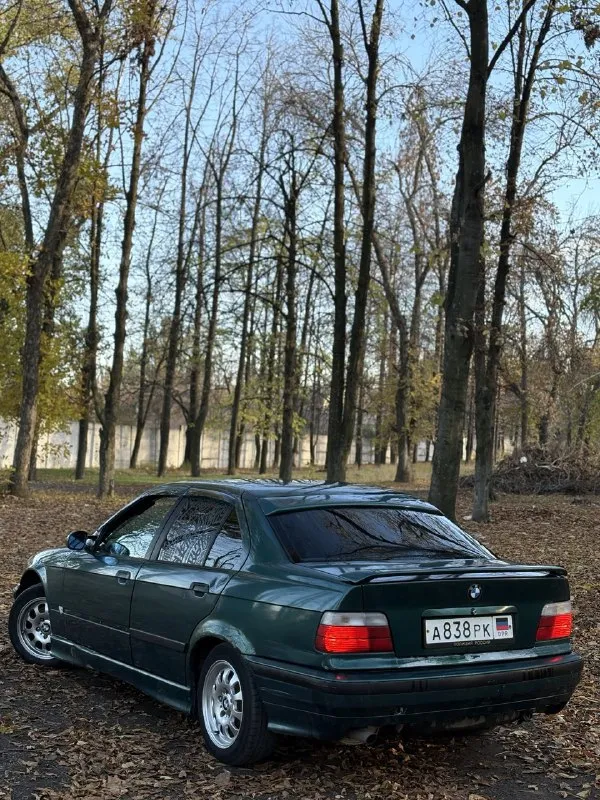 Продам bmw 316i (e36) 🔥 год выпуска:1993🔥 пробег, км:111.111 🔥 модификация:1.6 mт 🔥 тип двигателя:бензин🔥 коробка передач :механика 🔥 привод:задний тип кузова : легковой седан🔥 koмплeктaция: comfort🔥 цвет: зеленый 🔥 документы-постоянный днр учет. (переоформляемая) в продаже легенда bmw e36 на полном ходу, в боевом состоянии, готова к зимнему сезону. двигатель после капититалки, работает идеально, не троит, не дымит, заводится с пол оборота. кпп(5 ступка)-всё в рабочем состоянии, все передачи включаются, без хрустов, ничего не выбивает. ходовая в порядке, единственное-задние стойки под замену. свет, люк, стеклоподьемники, печка всё в рабочем состоянии. в подарок полный багажник запчастей. так же имеется видео, по просьбе отправлю для более лучшего осмотра авто. цена:129.999 тысяч звонить в любое удобное время по номеру : +79495752024 ( если недоступен, telegram, whatsapp на этот номер 🤝) возможен пригон по договоренности. возможен обмен. - фотография - 5