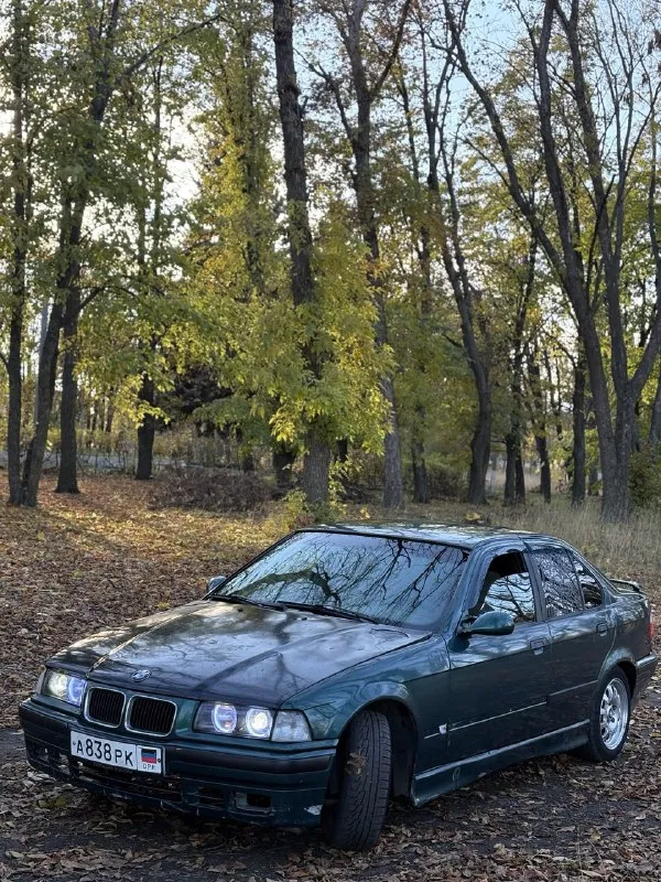 Продам bmw 316i (e36) 🔥 год выпуска:1993🔥 пробег, км:111.111 🔥 модификация:1.6 mт 🔥 тип двигателя:бензин🔥 коробка передач :механика 🔥 привод:задний тип кузова : легковой седан🔥 koмплeктaция: comfort🔥 цвет: зеленый 🔥 документы-постоянный днр учет. (переоформляемая) в продаже легенда bmw e36 на полном ходу, в боевом состоянии, готова к зимнему сезону. двигатель после капититалки, работает идеально, не троит, не дымит, заводится с пол оборота. кпп(5 ступка)-всё в рабочем состоянии, все передачи включаются, без хрустов, ничего не выбивает. ходовая в порядке, единственное-задние стойки под замену. свет, люк, стеклоподьемники, печка всё в рабочем состоянии. в подарок полный багажник запчастей. так же имеется видео, по просьбе отправлю для более лучшего осмотра авто. цена:129.999 тысяч звонить в любое удобное время по номеру : +79495752024 ( если недоступен, telegram, whatsapp на этот номер 🤝) возможен пригон по договоренности. возможен обмен. - фотография - 6
