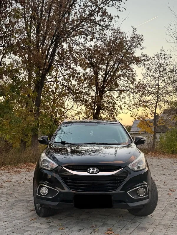 ✅продам автомобиль hyundai ix35 (туксон) 2014 год в отличном состоянии. полный привод. двигатель 2.0 бензин, кпп автомат. стекла все заводские. работает идеально 👍масла фильтра поменяны✅ кузов 💯% выглядит как на фото, без рыжиков, вмятин и царапин. самая максимальная комплектация 🔥 климат контроль, подогрев сидений спереди и сзади, 4эл. стеклоподъемника, обогрев заднего стекла и зеркал, хорошая аудиосистема, мультируль, круиз контроль, abs, esp. стоит дорогая led оптика. ходовая часть полностью обслужена, ничего не стучит и не гремит. автомобиль абсолютно никаких вложений не требует, сел и поехал. обращаться по торг у капота. 💸цена 1🍋190 тыс руб !!! ☎ +79591967184 📞 звоните: +7(959)1967184 - фотография - 2