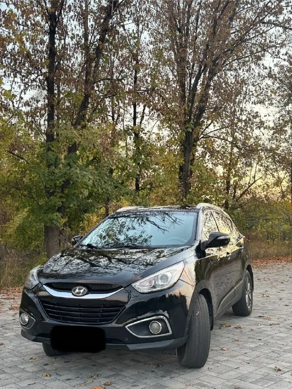✅продам автомобиль hyundai ix35 (туксон) 2014 год в отличном состоянии. полный привод. двигатель 2.0 бензин, кпп автомат. стекла все заводские. работает идеально 👍масла фильтра поменяны✅ кузов 💯% выглядит как на фото, без рыжиков, вмятин и царапин. самая максимальная комплектация 🔥 климат контроль, подогрев сидений спереди и сзади, 4эл. стеклоподъемника, обогрев заднего стекла и зеркал, хорошая аудиосистема, мультируль, круиз контроль, abs, esp. стоит дорогая led оптика. ходовая часть полностью обслужена, ничего не стучит и не гремит. автомобиль абсолютно никаких вложений не требует, сел и поехал. обращаться по торг у капота. 💸цена 1🍋190 тыс руб !!! ☎ +79591967184 📞 звоните: +7(959)1967184 - фотография - 3