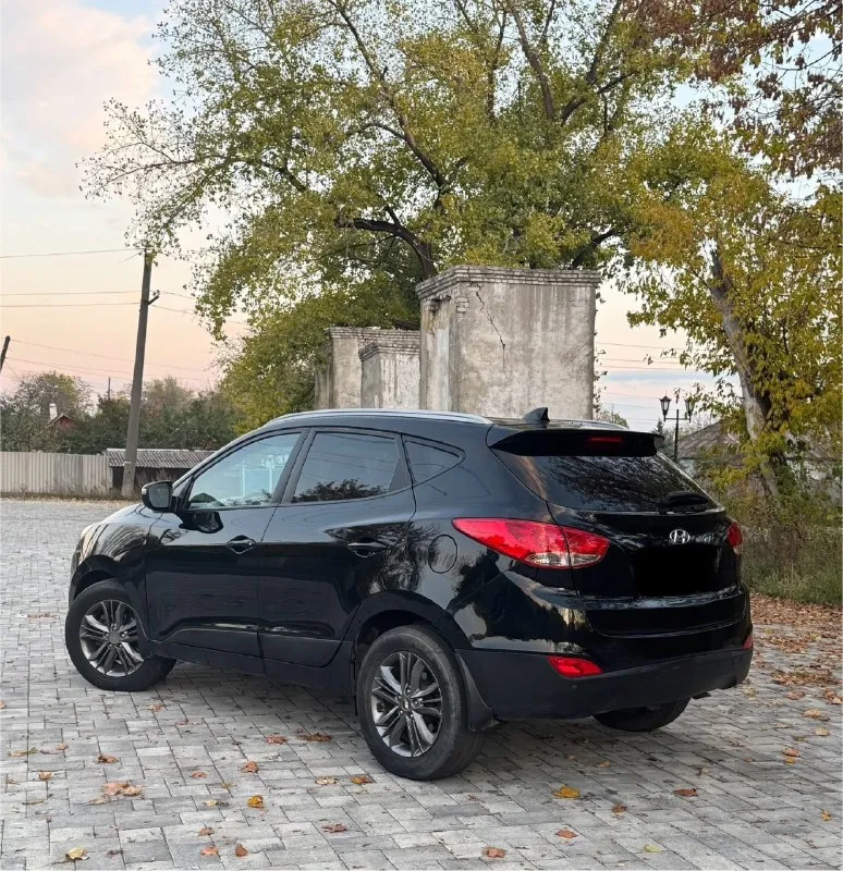 ✅продам автомобиль hyundai ix35 (туксон) 2014 год в отличном состоянии. полный привод. двигатель 2.0 бензин, кпп автомат. стекла все заводские. работает идеально 👍масла фильтра поменяны✅ кузов 💯% выглядит как на фото, без рыжиков, вмятин и царапин. самая максимальная комплектация 🔥 климат контроль, подогрев сидений спереди и сзади, 4эл. стеклоподъемника, обогрев заднего стекла и зеркал, хорошая аудиосистема, мультируль, круиз контроль, abs, esp. стоит дорогая led оптика. ходовая часть полностью обслужена, ничего не стучит и не гремит. автомобиль абсолютно никаких вложений не требует, сел и поехал. обращаться по торг у капота. 💸цена 1🍋190 тыс руб !!! ☎ +79591967184 📞 звоните: +7(959)1967184 - фотография - 4