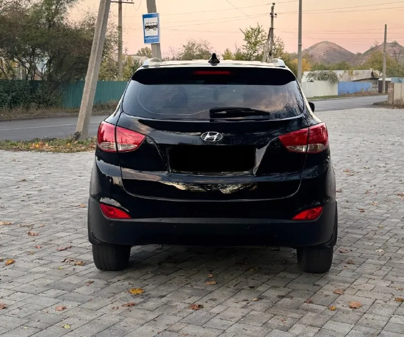 ✅продам автомобиль hyundai ix35 (туксон) 2014 год в отличном состоянии. полный привод. двигатель 2.0 бензин, кпп автомат. стекла все заводские. работает идеально 👍масла фильтра поменяны✅ кузов 💯% выглядит как на фото, без рыжиков, вмятин и царапин. самая максимальная комплектация 🔥 климат контроль, подогрев сидений спереди и сзади, 4эл. стеклоподъемника, обогрев заднего стекла и зеркал, хорошая аудиосистема, мультируль, круиз контроль, abs, esp. стоит дорогая led оптика. ходовая часть полностью обслужена, ничего не стучит и не гремит. автомобиль абсолютно никаких вложений не требует, сел и поехал. обращаться по торг у капота. 💸цена 1🍋190 тыс руб !!! ☎ +79591967184 📞 звоните: +7(959)1967184 - фотография - 5