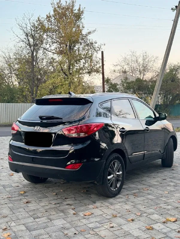 ✅продам автомобиль hyundai ix35 (туксон) 2014 год в отличном состоянии. полный привод. двигатель 2.0 бензин, кпп автомат. стекла все заводские. работает идеально 👍масла фильтра поменяны✅ кузов 💯% выглядит как на фото, без рыжиков, вмятин и царапин. самая максимальная комплектация 🔥 климат контроль, подогрев сидений спереди и сзади, 4эл. стеклоподъемника, обогрев заднего стекла и зеркал, хорошая аудиосистема, мультируль, круиз контроль, abs, esp. стоит дорогая led оптика. ходовая часть полностью обслужена, ничего не стучит и не гремит. автомобиль абсолютно никаких вложений не требует, сел и поехал. обращаться по торг у капота. 💸цена 1🍋190 тыс руб !!! ☎ +79591967184 📞 звоните: +7(959)1967184 - фотография - 6