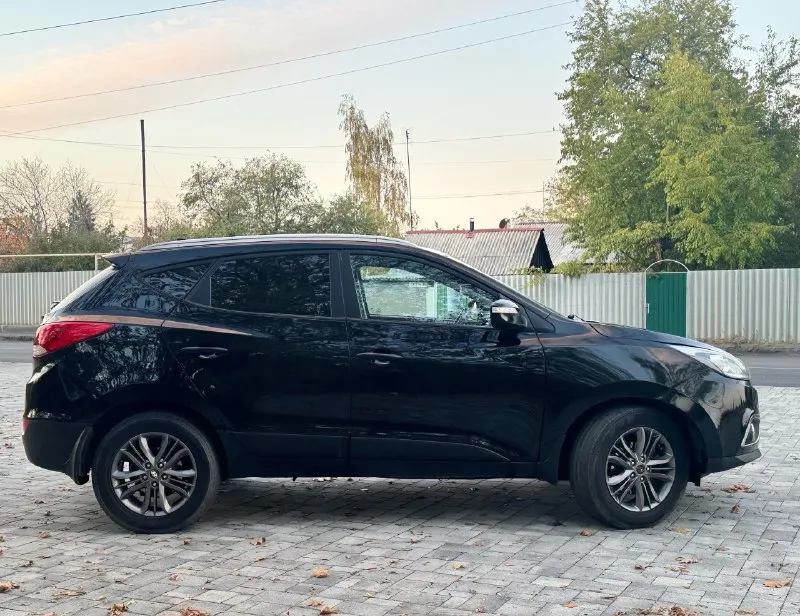 ✅продам автомобиль hyundai ix35 (туксон) 2014 год в отличном состоянии. полный привод. двигатель 2.0 бензин, кпп автомат. стекла все заводские. работает идеально 👍масла фильтра поменяны✅ кузов 💯% выглядит как на фото, без рыжиков, вмятин и царапин. самая максимальная комплектация 🔥 климат контроль, подогрев сидений спереди и сзади, 4эл. стеклоподъемника, обогрев заднего стекла и зеркал, хорошая аудиосистема, мультируль, круиз контроль, abs, esp. стоит дорогая led оптика. ходовая часть полностью обслужена, ничего не стучит и не гремит. автомобиль абсолютно никаких вложений не требует, сел и поехал. обращаться по торг у капота. 💸цена 1🍋190 тыс руб !!! ☎ +79591967184 📞 звоните: +7(959)1967184 - фотография - 7