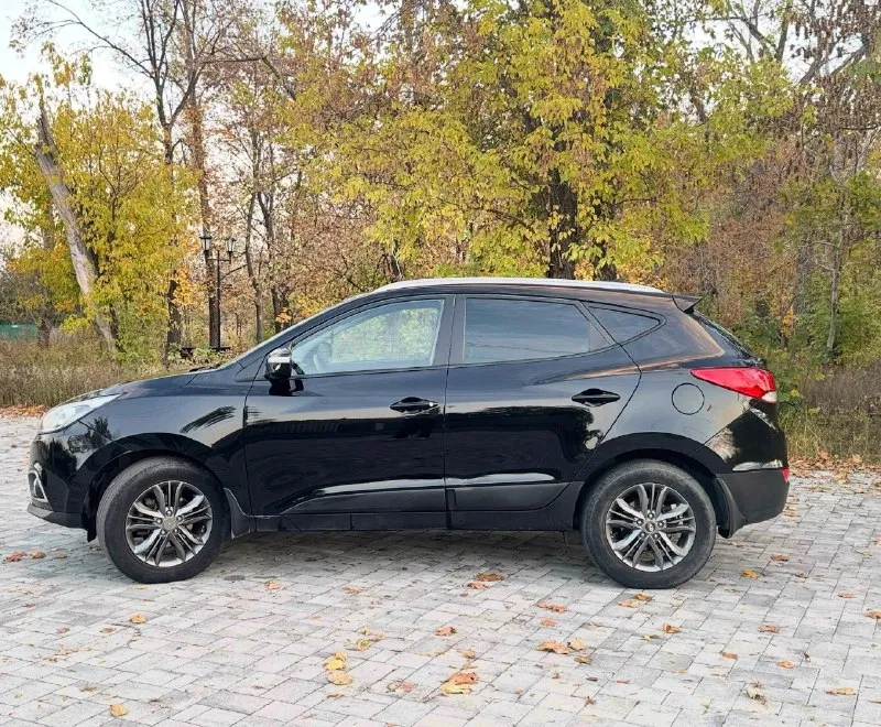 ✅продам автомобиль hyundai ix35 (туксон) 2014 год в отличном состоянии. полный привод. двигатель 2.0 бензин, кпп автомат. стекла все заводские. работает идеально 👍масла фильтра поменяны✅ кузов 💯% выглядит как на фото, без рыжиков, вмятин и царапин. самая максимальная комплектация 🔥 климат контроль, подогрев сидений спереди и сзади, 4эл. стеклоподъемника, обогрев заднего стекла и зеркал, хорошая аудиосистема, мультируль, круиз контроль, abs, esp. стоит дорогая led оптика. ходовая часть полностью обслужена, ничего не стучит и не гремит. автомобиль абсолютно никаких вложений не требует, сел и поехал. обращаться по торг у капота. 💸цена 1🍋190 тыс руб !!! ☎ +79591967184 📞 звоните: +7(959)1967184 - фотография - 8