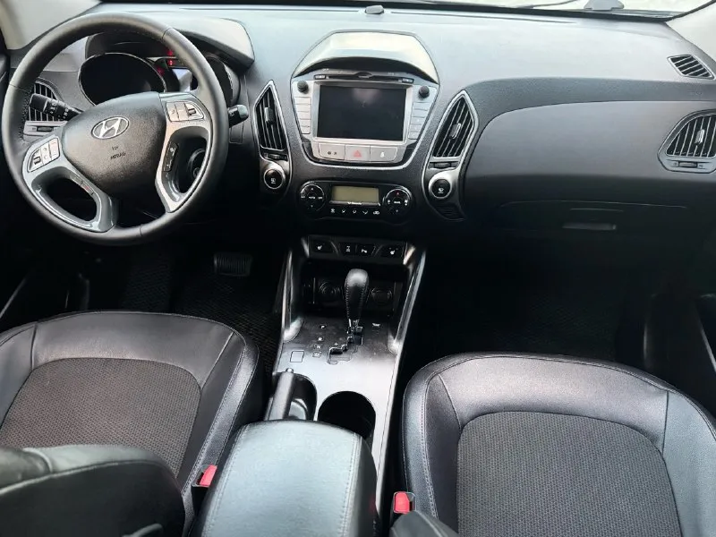 ✅продам автомобиль hyundai ix35 (туксон) 2014 год в отличном состоянии. полный привод. двигатель 2.0 бензин, кпп автомат. стекла все заводские. работает идеально 👍масла фильтра поменяны✅ кузов 💯% выглядит как на фото, без рыжиков, вмятин и царапин. самая максимальная комплектация 🔥 климат контроль, подогрев сидений спереди и сзади, 4эл. стеклоподъемника, обогрев заднего стекла и зеркал, хорошая аудиосистема, мультируль, круиз контроль, abs, esp. стоит дорогая led оптика. ходовая часть полностью обслужена, ничего не стучит и не гремит. автомобиль абсолютно никаких вложений не требует, сел и поехал. обращаться по торг у капота. 💸цена 1🍋190 тыс руб !!! ☎ +79591967184 📞 звоните: +7(959)1967184 - фотография - 9