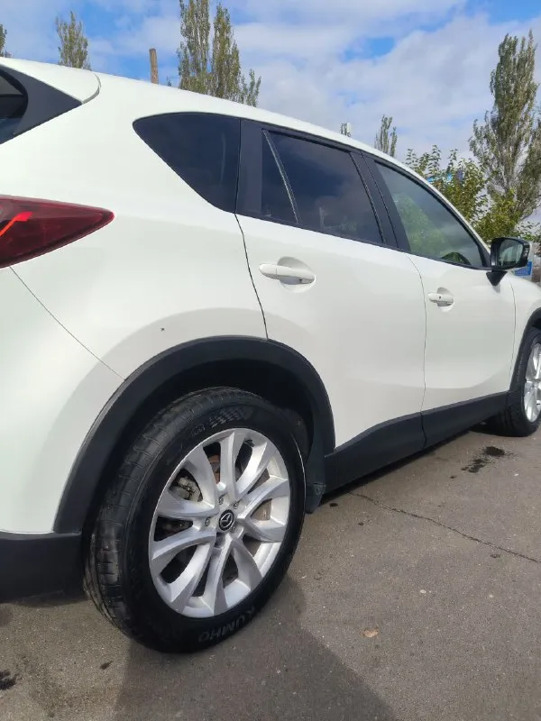 Mazda cx-5 2012 г двигатель 2.0 бензин акпп 6 ст пробег 263 000 км цена - 1 550 000 р кожаный салон, датчик света, датчик дождя, мультируль. полный электростеклопакет, зеркала с электроприводом и обогревом, климат контроль, подогрев сидений, бесключевой доступ, круиз контроль. автомобиль в хорошем состоянии для своего возраста и пробега. все расходники менялись вовремя, машина полностью обслужена. полгода назад были заменены форсунки и катушки, рулевая рейка (новая, не ремонт), новый аккумулятор. авто хорошо себя чувствует в городе и отлично держит дорогу по трассе. 19 колеса и высокий клиренс - идеальны для наших дорог! +79493306069 +79498130372 (тг на этом номере) - фотография - 5