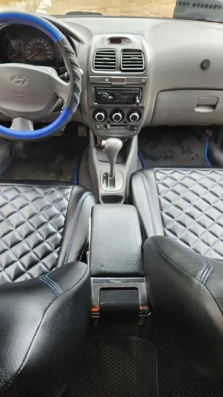 Продаю hyundai accent 2008 год коробка автомат газ евро4 кондиционер парктроники музыка новая зимняя резина сигнализация с автозапуском перфорированные тормозные диски ксенон фары туманки документы в порядке авто в полном порядке вложений не каких не надо!цена 565000 руб. осмотр г енакиево тел +79493501738 - фотография - 4