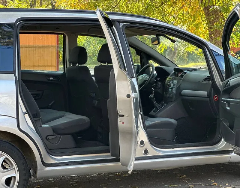 Opel zafira b 🛳️ opel зафира б ✅ 1.8 бензин ✅кпп механика ✅родной пробег 258.000 км ✅год 2007 ✅цена 660тыс. комфортный 7ми местный автомобиль в отличном состоянии, как внешне так и технически. двигатель отличный, работает ровно. коробка переключает без посторонних звуков. кузов без гнили и ржавчины. ходовая мягкая, отрабатывает отлично. салон в идеальном состоянии, опрятный. авто без вложений! любые проверки за ваш счет. сопровождение в мрэо. 📝 ✅климат контроль ✅датчик дождя ✅датчик света ✅обогрев передних сидений ✅бортовой компьютер ✅мультируль ✅электропривод зеркал ✅электропривод фар ✅обогрев зеркал / заднего стекла дополнительные вопросы по телефону📞 г. донецк +79081853560 whatsapp +79495584327 феникс 📞 звоните: +7(949)5584327 - фотография - 3