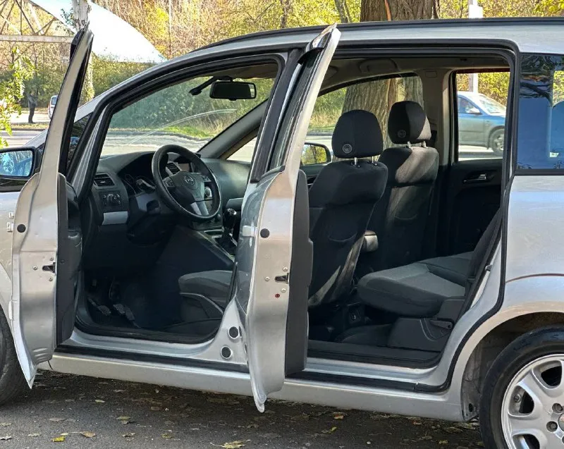Opel zafira b 🛳️ opel зафира б ✅ 1.8 бензин ✅кпп механика ✅родной пробег 258.000 км ✅год 2007 ✅цена 660тыс. комфортный 7ми местный автомобиль в отличном состоянии, как внешне так и технически. двигатель отличный, работает ровно. коробка переключает без посторонних звуков. кузов без гнили и ржавчины. ходовая мягкая, отрабатывает отлично. салон в идеальном состоянии, опрятный. авто без вложений! любые проверки за ваш счет. сопровождение в мрэо. 📝 ✅климат контроль ✅датчик дождя ✅датчик света ✅обогрев передних сидений ✅бортовой компьютер ✅мультируль ✅электропривод зеркал ✅электропривод фар ✅обогрев зеркал / заднего стекла дополнительные вопросы по телефону📞 г. донецк +79081853560 whatsapp +79495584327 феникс 📞 звоните: +7(949)5584327 - фотография - 4