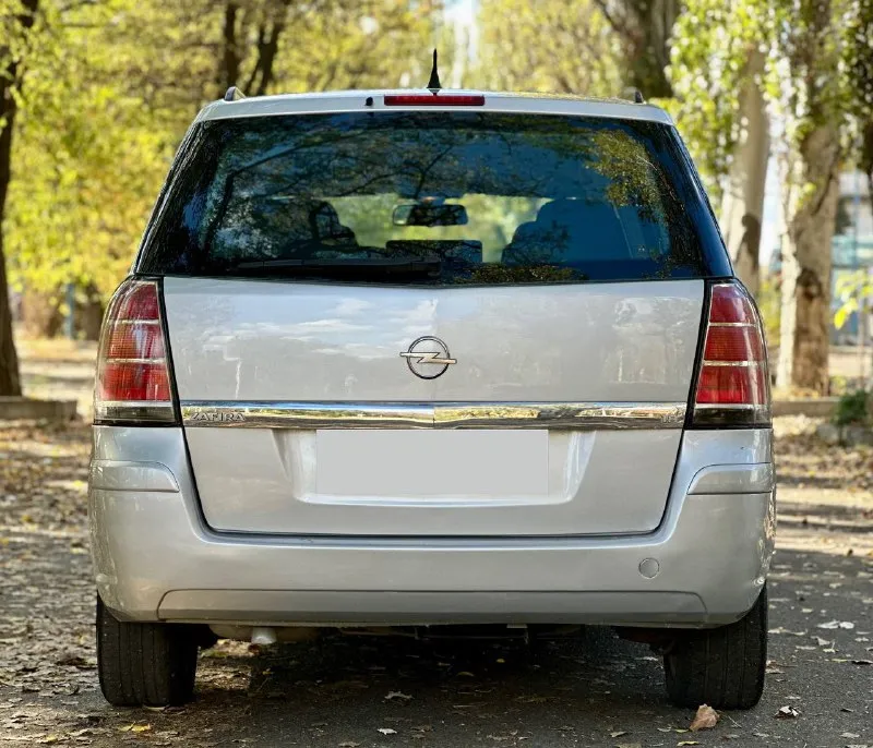 Opel zafira b 🛳️ opel зафира б ✅ 1.8 бензин ✅кпп механика ✅родной пробег 258.000 км ✅год 2007 ✅цена 660тыс. комфортный 7ми местный автомобиль в отличном состоянии, как внешне так и технически. двигатель отличный, работает ровно. коробка переключает без посторонних звуков. кузов без гнили и ржавчины. ходовая мягкая, отрабатывает отлично. салон в идеальном состоянии, опрятный. авто без вложений! любые проверки за ваш счет. сопровождение в мрэо. 📝 ✅климат контроль ✅датчик дождя ✅датчик света ✅обогрев передних сидений ✅бортовой компьютер ✅мультируль ✅электропривод зеркал ✅электропривод фар ✅обогрев зеркал / заднего стекла дополнительные вопросы по телефону📞 г. донецк +79081853560 whatsapp +79495584327 феникс 📞 звоните: +7(949)5584327 - фотография - 6