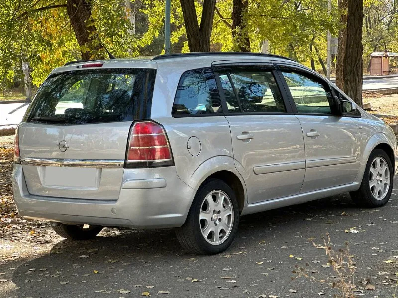 Opel zafira b 🛳️ opel зафира б ✅ 1.8 бензин ✅кпп механика ✅родной пробег 258.000 км ✅год 2007 ✅цена 660тыс. комфортный 7ми местный автомобиль в отличном состоянии, как внешне так и технически. двигатель отличный, работает ровно. коробка переключает без посторонних звуков. кузов без гнили и ржавчины. ходовая мягкая, отрабатывает отлично. салон в идеальном состоянии, опрятный. авто без вложений! любые проверки за ваш счет. сопровождение в мрэо. 📝 ✅климат контроль ✅датчик дождя ✅датчик света ✅обогрев передних сидений ✅бортовой компьютер ✅мультируль ✅электропривод зеркал ✅электропривод фар ✅обогрев зеркал / заднего стекла дополнительные вопросы по телефону📞 г. донецк +79081853560 whatsapp +79495584327 феникс 📞 звоните: +7(949)5584327 - фотография - 8