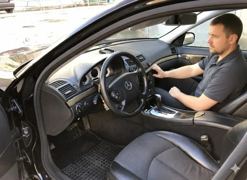 Продам mercedes benz w211, е класс 220 cdi, универсал 2005 года. цвет чёрный. пробег 315 тыс. км. коробка автомат, задний привод. максимальной комплектации. .. адаптивный ксенон. салон комбинированный (кожа, ткань) в хорошем состоянии. электрозеркала, датчики света и дождя, подогрев сидений. двухзонный климат. круиз контроль. машина в родной краске, не битая, с документами полный порядок. всё работает, пневна вся полностью новая. много чего поменяно, также отдам немного запчастей. территориально шахтёрск. цена 700к. +79494116578 📞 звоните: +7(949)4116578 - фотография - 3