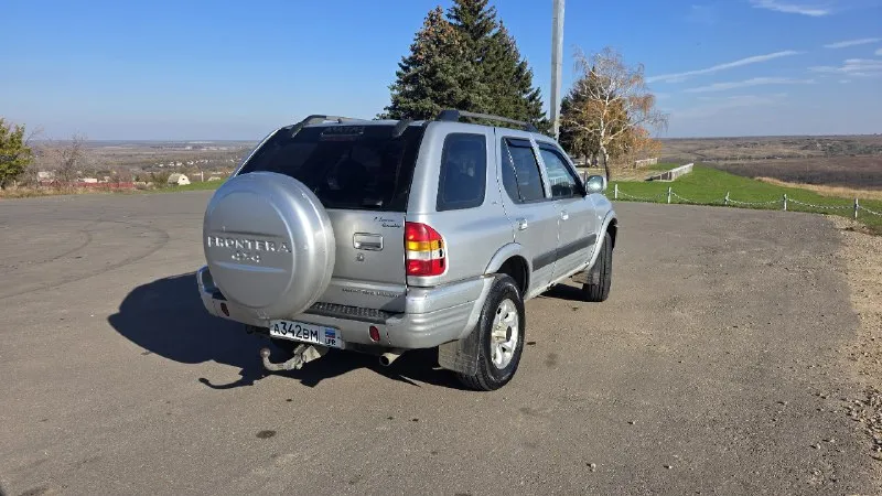 Продам opel frontera b 2.2 турбо дизель. год:1999 подключаемый полный привод подогрев, электрорегулировка зеркал кондиционер, электростеклоподъемники в круг машиной владею 3 года, много чего сделано, именно: установлен контрактный двигатель (проехал на нем тыс 15000) замена тнвд перебрана вся подвеска замена радиатора генератора, термостат, сцепление новая летняя резина чехлы с экокожи, делал под заказ проведена проводка под подогрев передних седений, нужно купить кнопки. музыка: динамики - silvester 61se саб - machete light s12 усилитель - avatar 4.360 хороший свет днище не гнилое есть моменты по кузову, все видно на фото. цена 620т. обоснованый торг стоит на лнр учёте, хозяин на связи, переоформление без проблем +79591793455 📞 звоните: +7(959)1793455 - фотография - 4