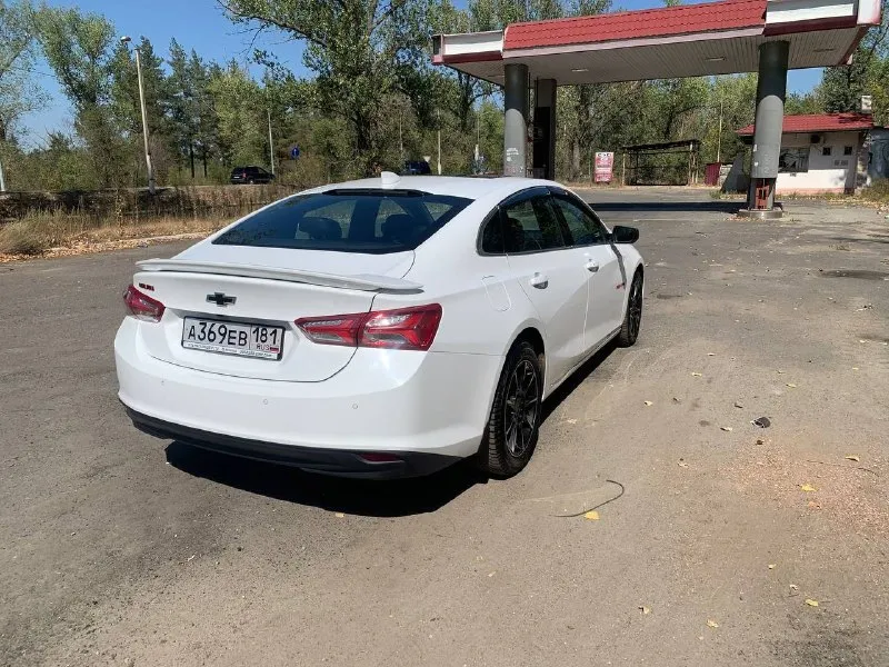 Chevrolet malibu 2020 года 1.5 турбо (166 лс) акпп пробег 88 тысяч км машина в хорошем состоянии. электрорегулировка сиденья, подогрев сидений, двух зонный климат контроль, подогрев зеркал, датчик слепых зон, система предотвращения выезда из полосы движения, адаптивный круиз контроль, система предотвращения столкновения с функцией автоматического торможения, авто дальний свет, датчик света и дождя, датчики давления в шинах, бесключевой доступ, камера заднего вида, парктроники, сенсорный экран, appel carplay, android auto, панорамная крыша(люк). 1 800 000(возможен обмен, торг!) станица луганская, луганск. +79590161959 📞 звоните: +7(959)0161959 - фотография - 4