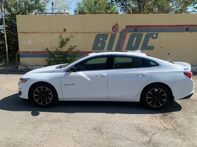 Chevrolet malibu 2020 года 1.5 турбо (166 лс) акпп пробег 88 тысяч км машина в хорошем состоянии. электрорегулировка сиденья, подогрев сидений, двух зонный климат контроль, подогрев зеркал, датчик слепых зон, система предотвращения выезда из полосы движения, адаптивный круиз контроль, система предотвращения столкновения с функцией автоматического торможения, авто дальний свет, датчик света и дождя, датчики давления в шинах, бесключевой доступ, камера заднего вида, парктроники, сенсорный экран, appel carplay, android auto, панорамная крыша(люк). 1 800 000(возможен обмен, торг!) станица луганская, луганск. +79590161959 📞 звоните: +7(959)0161959 - фотография - 6