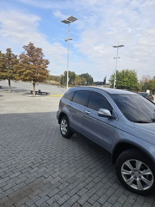 Продам хонда cr-v. 2008 год машина в отличном состоянии. машина обсалютно без вложений на данный момент. двигатель работает идеально, коробка обычный автомат работает прекрасно. ходовка мячек. по кузову без вопросов. салон ухоженный в отличном состоянии. хорошая комплектация есть всё для комфортной езды. более подробная информация по телефону. новый владелец будет доволен машиной. цена 1200000. тел +79495058416. - фотография - 5