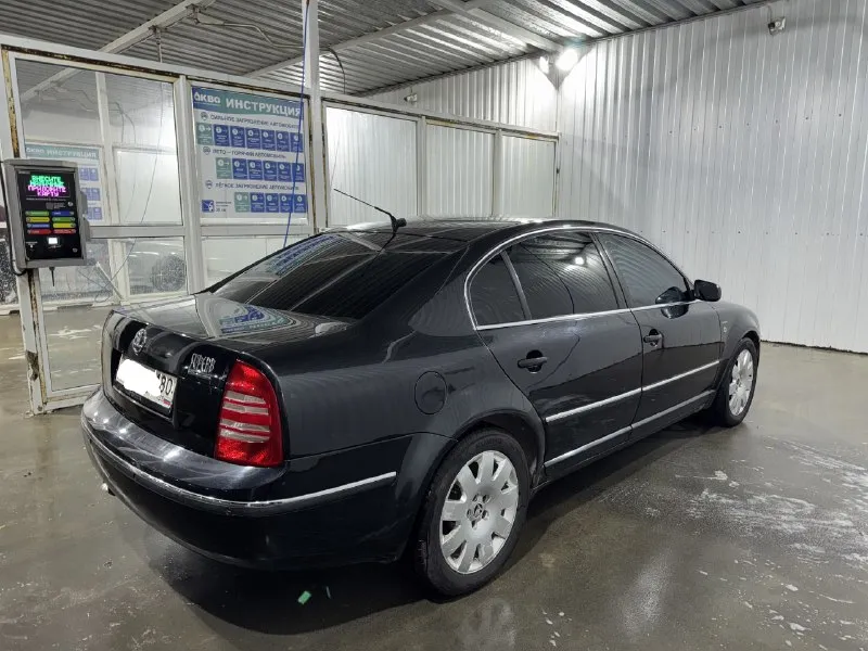 Skoda superb 2.5 tdi 2006 год комплектация: 100 edition 🔥 🔥 🔥 -подогрев заднего стекла -подогрев передних и задних сидений -подогрев боковых зеркал -кожаный салон -солнечные батареи в люке ( циркулирует воздух в салоне летом, на заглушенной машине ) -электролегулировка боковых зеркал -память водительского сидения -электропривод передних сидений - недешёвая android магнитола - мульти руль - круиз контроль машина в хорошем состоянии, полностью обслуженная подвеска и двигатель ( менял грм и все вытекающее в конце июля). машина-сел, поехал. стоят оригинальные 17-тые диски, отдам зимнюю резину на нее ( отъездила один сезон) и два комплекта ковриков. владею машиной 2 года. по документам абсолютно чистая. телефон : +79493826858 ( донецк), звонить до 22:00 цена : 685000 руб. торг у капота 📞 звоните: +7(949)3826858 - фотография - 3