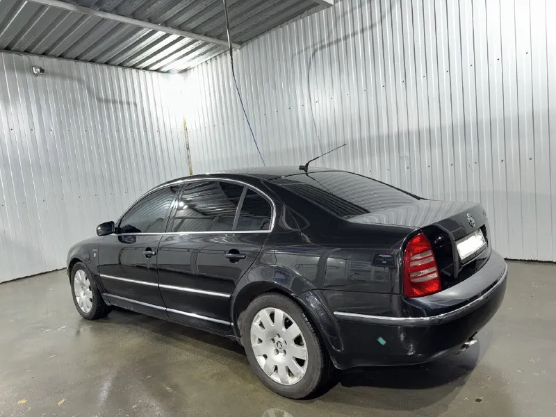 Skoda superb 2.5 tdi 2006 год комплектация: 100 edition 🔥 🔥 🔥 -подогрев заднего стекла -подогрев передних и задних сидений -подогрев боковых зеркал -кожаный салон -солнечные батареи в люке ( циркулирует воздух в салоне летом, на заглушенной машине ) -электролегулировка боковых зеркал -память водительского сидения -электропривод передних сидений - недешёвая android магнитола - мульти руль - круиз контроль машина в хорошем состоянии, полностью обслуженная подвеска и двигатель ( менял грм и все вытекающее в конце июля). машина-сел, поехал. стоят оригинальные 17-тые диски, отдам зимнюю резину на нее ( отъездила один сезон) и два комплекта ковриков. владею машиной 2 года. по документам абсолютно чистая. телефон : +79493826858 ( донецк), звонить до 22:00 цена : 685000 руб. торг у капота 📞 звоните: +7(949)3826858 - фотография - 4