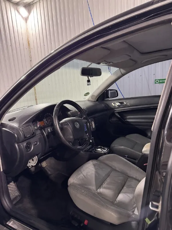 Skoda superb 2.5 tdi 2006 год комплектация: 100 edition 🔥 🔥 🔥 -подогрев заднего стекла -подогрев передних и задних сидений -подогрев боковых зеркал -кожаный салон -солнечные батареи в люке ( циркулирует воздух в салоне летом, на заглушенной машине ) -электролегулировка боковых зеркал -память водительского сидения -электропривод передних сидений - недешёвая android магнитола - мульти руль - круиз контроль машина в хорошем состоянии, полностью обслуженная подвеска и двигатель ( менял грм и все вытекающее в конце июля). машина-сел, поехал. стоят оригинальные 17-тые диски, отдам зимнюю резину на нее ( отъездила один сезон) и два комплекта ковриков. владею машиной 2 года. по документам абсолютно чистая. телефон : +79493826858 ( донецк), звонить до 22:00 цена : 685000 руб. торг у капота 📞 звоните: +7(949)3826858 - фотография - 7